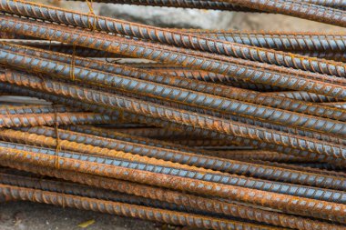 Betonu güçlendirmek için kullanılan çelik çubuklar veya çubuklar