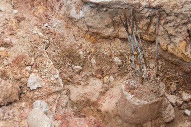 İnşaat için çelik direklerle çimento döküldü.