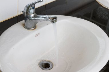 Umumi bir tuvalette kirli çamaşır yıkama, umumi tuvaletler.