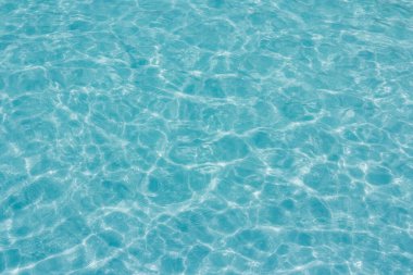 Yüzme havuzundaki su dalgalı su birikintisi