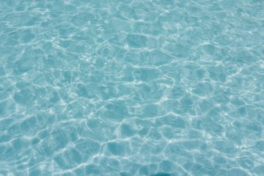 Yüzme havuzundaki su dalgalı su birikintisi