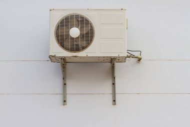 Binanın dışındaki hava yoğunlaştırma ünitesi.