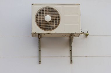 Binanın dışındaki hava yoğunlaştırma ünitesi.