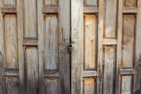 Staré Zvětralé Dřevěné Dveře Prken Zámkem — Stock fotografie