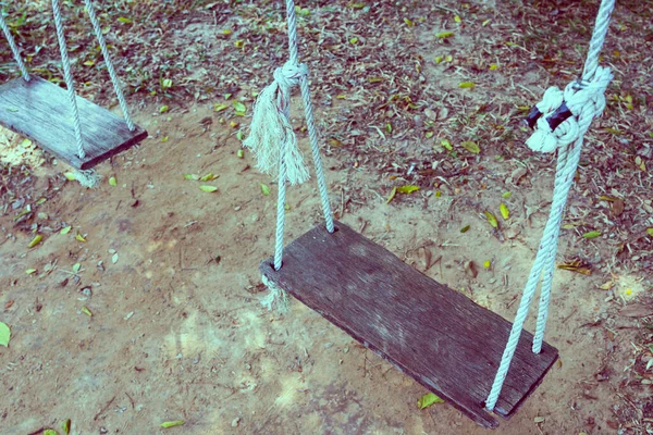 Old Wooden Tree Swing Dry Leaf Background — Stock Photo, Image