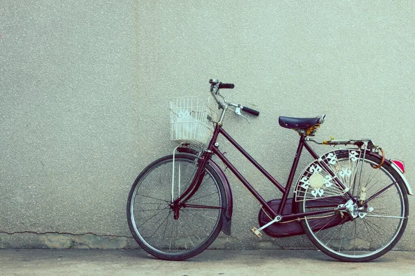 Oldtimer Altes Fahrrad Auf Der Straße — Stockfoto