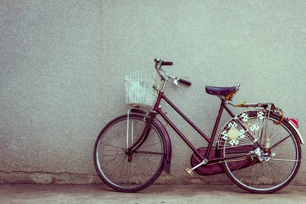 Oldtimer Altes Fahrrad Auf Der Straße — Stockfoto