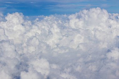 Mavi gökyüzündeki bulutlar