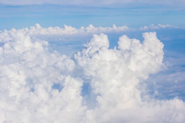 Mavi gökyüzündeki bulutlar