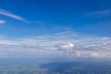 Mavi gökyüzü ülkesi ve beyaz bulut arkaplanı