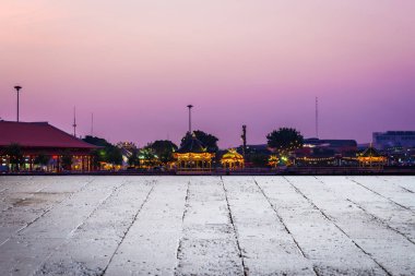Şehrin günbatımında parktaki yansımaları su silueti.