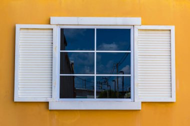 Beyaz pencereler ve sarı duvar arkaplanı