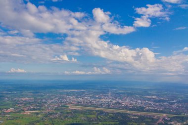 Mavi gökyüzü ülkesi ve beyaz bulut arkaplanı