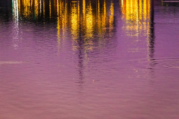 Puesta Sol Ciudad Parque Con Reflejos Silueta Agua — Foto de Stock