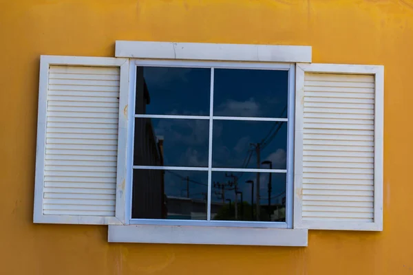Białe Okna Żółty Kolor Tła Ściany — Zdjęcie stockowe