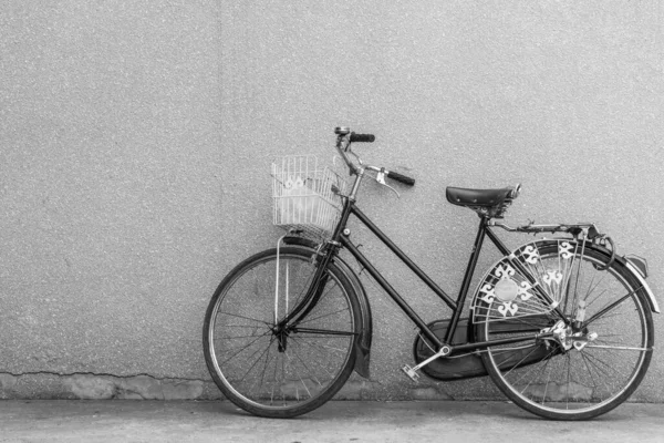 Παλιό Ποδήλατο Ποδήλατο Στο Δρόμο — Φωτογραφία Αρχείου