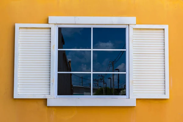 Finestre Bianche Sfondo Della Parete Colore Giallo — Foto Stock