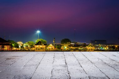 Şehrin günbatımında parktaki yansımaları su silueti.
