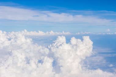 Mavi gökyüzündeki bulutlar