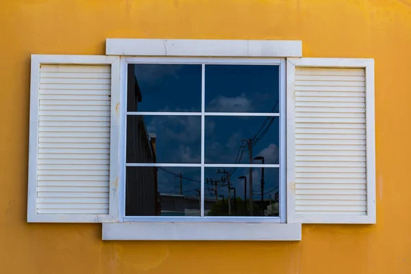 Janelas Brancas Cor Amarela Parede Fundo — Fotografia de Stock