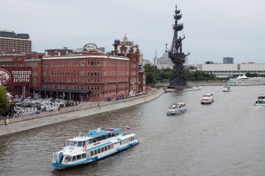 Rusya, Moskova - 14 Ağustos 2016. Moskova nehrinde motorlu gemiler