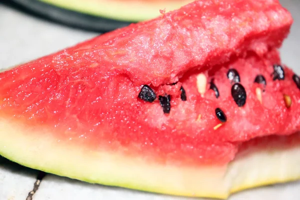 Karpuz ve siyah tohumlar yarı yarıya kesilmiş