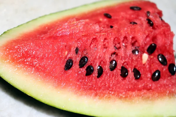 Karpuz ve siyah tohumlar yarı yarıya kesilmiş