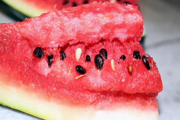 Karpuz ve siyah tohumlar yarı yarıya kesilmiş