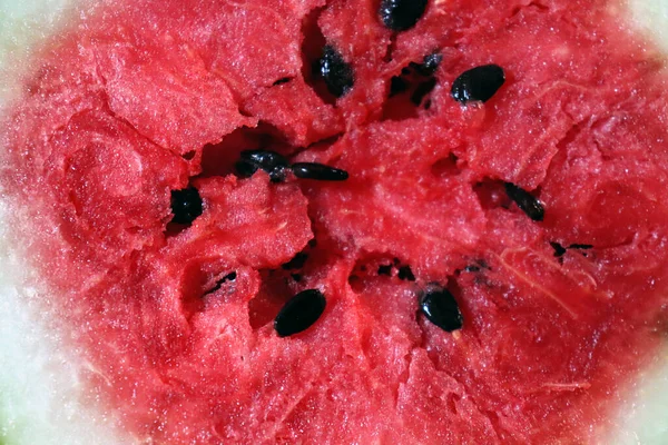 Karpuz ve siyah tohumlar yarı yarıya kesilmiş