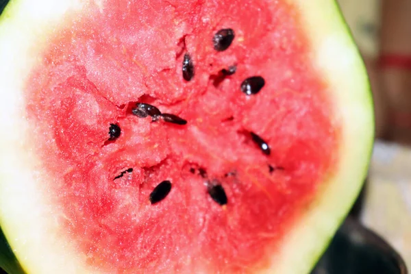 Karpuz ve siyah tohumlar yarı yarıya kesilmiş