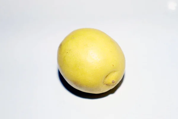 Beyaz arkaplanı olan taze limon