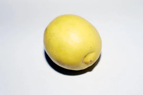 Beyaz arkaplanı olan taze limon