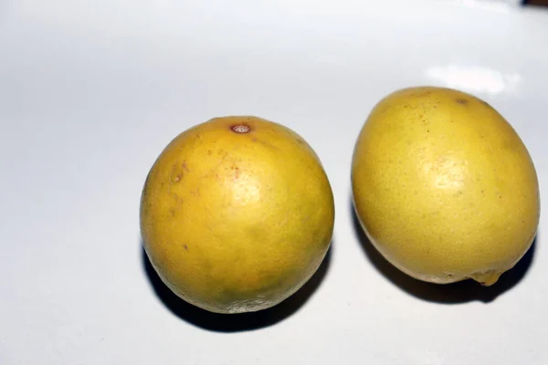 Beyaz arka planı olan taze limon.