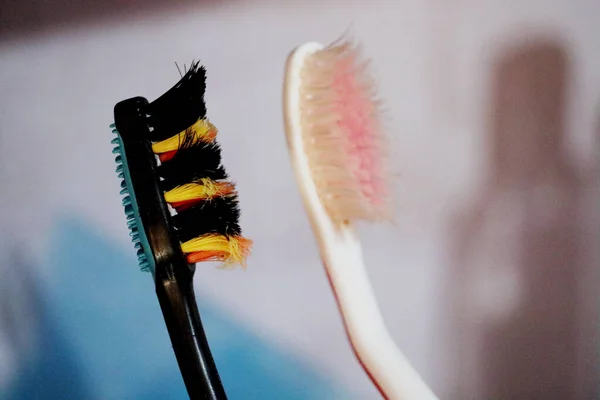 diş fırçası siyah ve beyaz