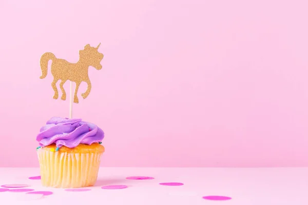 Creativa Tarjeta Vacaciones Fantasía Pastel Con Cupcake Confeti Unicornio Bebé —  Fotos de Stock