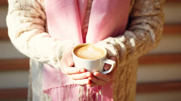 Bir Fincan Kahve Sıcak Çikolata Chai Çay Latte Tutan Kız — Stok fotoğraf