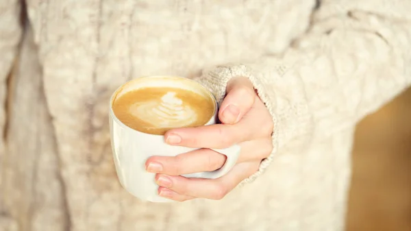 Bir Fincan Kahve Sıcak Çikolata Chai Çay Latte Tutan Kız — Stok fotoğraf