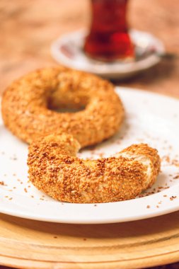 Simit - simit masada Türk çayı ile. Etnik gıda kavramı. Dikey