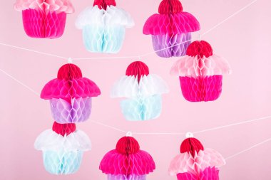 Kağıt kek kutlama dekorasyon. Tatil partisi konsepti. Yatay