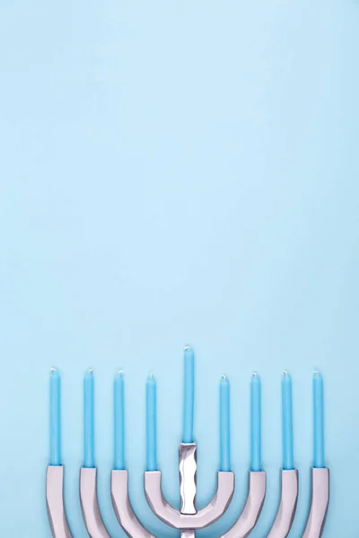 Fondo Azul Con Menora Velas Hanukkah Judaic Concepto Vacaciones Vertical — Foto de Stock