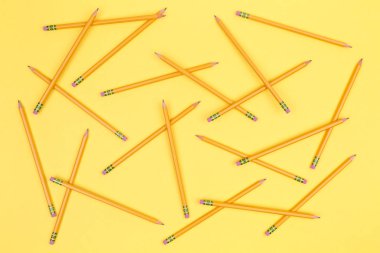 Sarı bir arka plan üzerinde kalem. Geri okul kavramı. Yatay