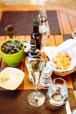 Şarap ve su masada. İtalyan restoranın açık teras. Yaz otantik yemek kavramı. Dikey