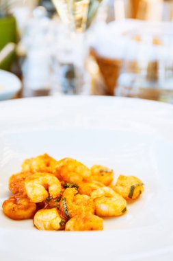 Domates sause masada karides. İtalyan restoranın açık teras. Yaz otantik yemek kavramı. Dikey