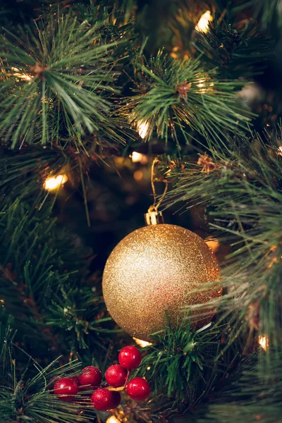 Sezónní Zázemí Vánoční Hračky Stromě Koncept Oslav Měkké Zaostření Vertikální — Stock fotografie