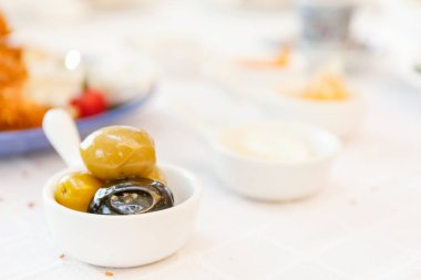 Bal, reçel, zeytin, Simit. Otantik Türk kahvaltı. Yerel mutfak konsepti. Yumuşak odak. Yatay
