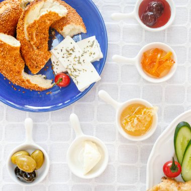 Peynir, bal, reçel, zeytin, Simit. Otantik Türk kahvaltı. Yerel mutfak konsepti. Yumuşak odak. Kare