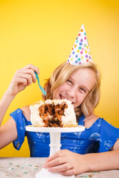 Adolescente Disfrutando Después Arruinar Pastel Cumpleaños Fiesta Una Persona Concepto —  Fotos de Stock