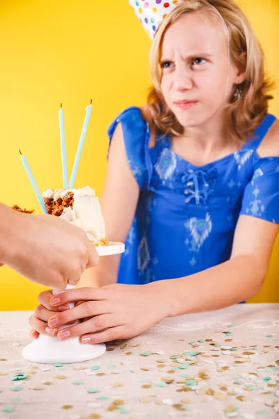 Teenager Mädchen Versucht Geburtstagstorte Halten Eine Person Partei Konzept Der — Stockfoto