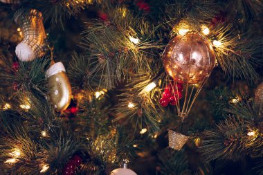 Mevsimlik arka plan ağaç Noel oyuncak ile. Kutlama kavramı. Yumuşak odak. Yatay