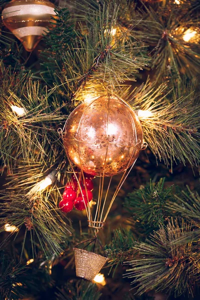 Fond Saisonnier Avec Jouet Noël Sur Arbre Concept Célébration Concentrez — Photo